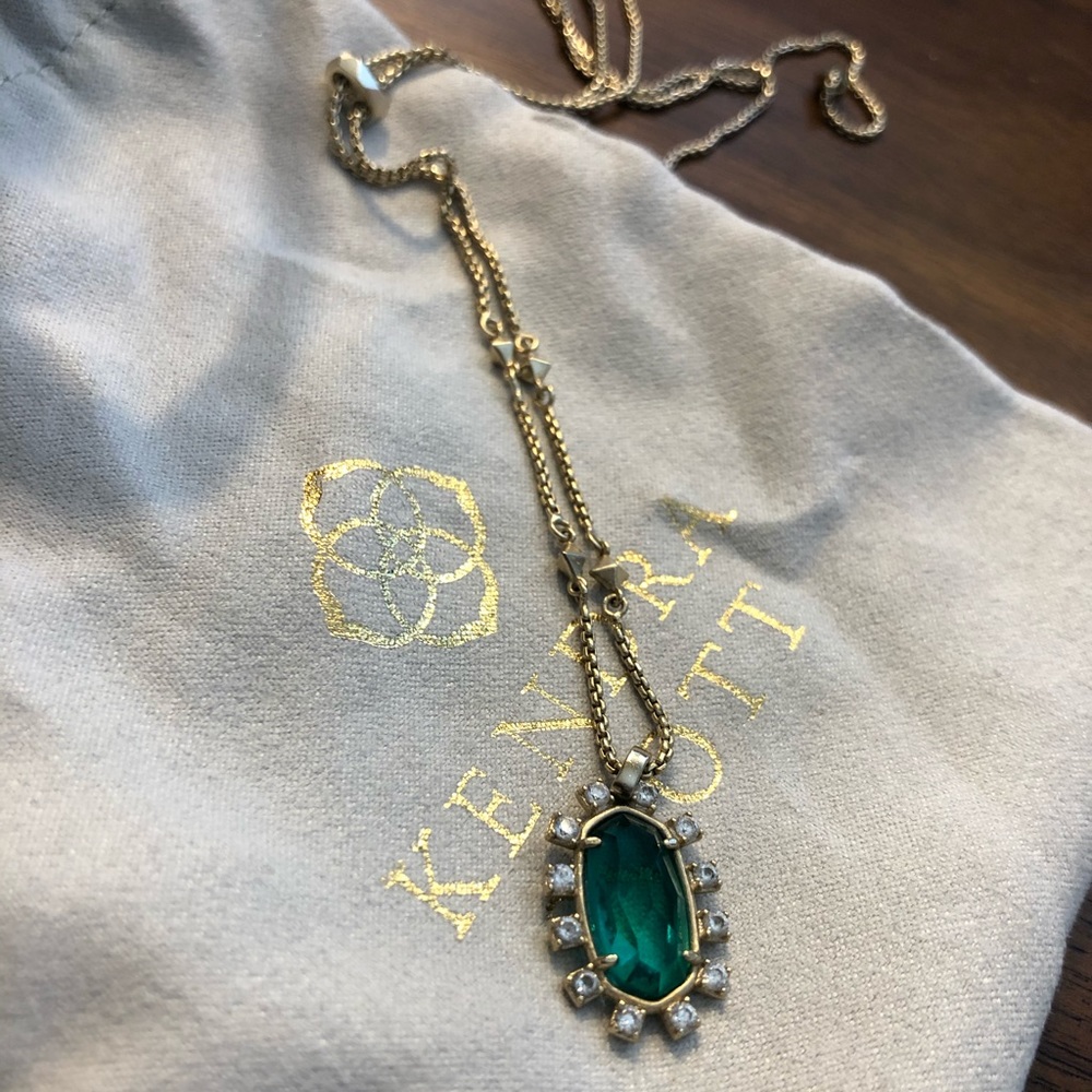 Brett Pendant Necklace In Emerald